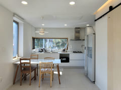Top-floor unit overlooking the lake park [adj 1th image