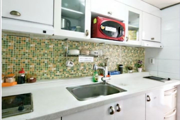 Studio-type room with an exterior window, Roo 5th image