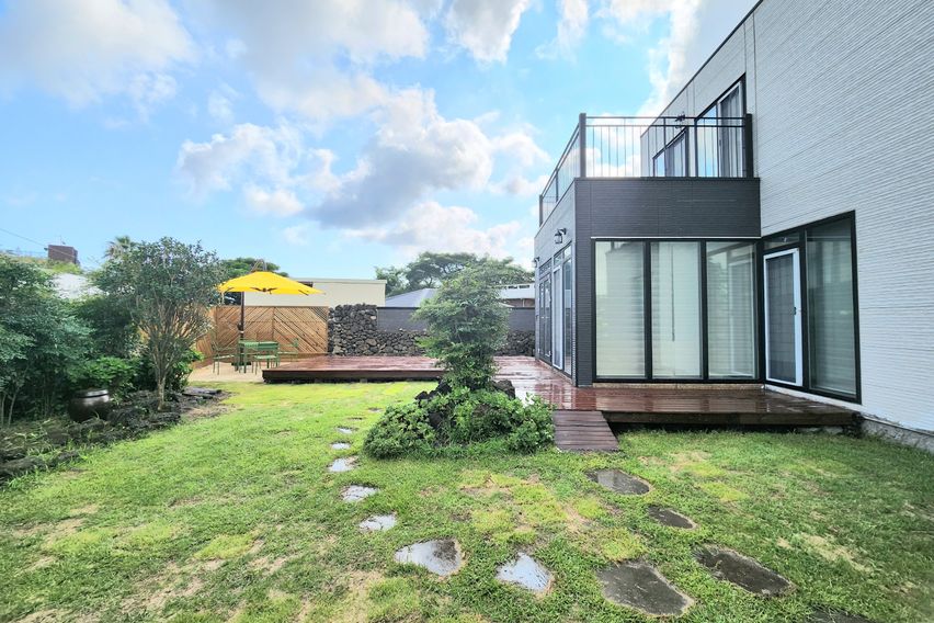 한라산 바다뷰 돌담마당 0번째 이미지