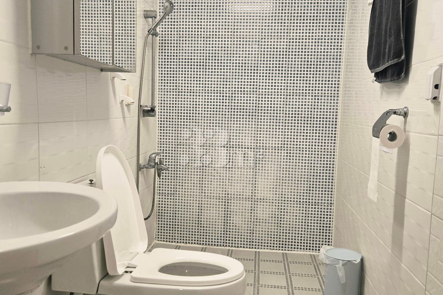 Spacious, pristine room (no noise from floors 17th image