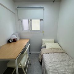 Mini-room with an exterior window and good ve Unit Image