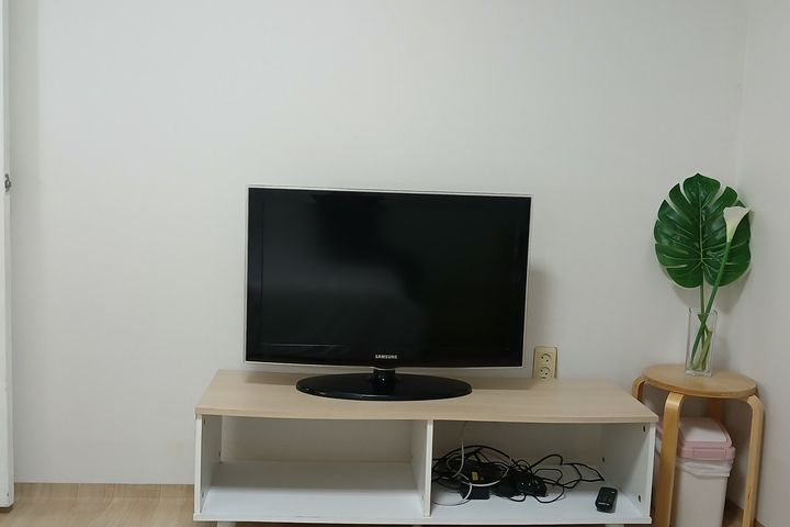 A sun-drenched two-room apartment. 7th image