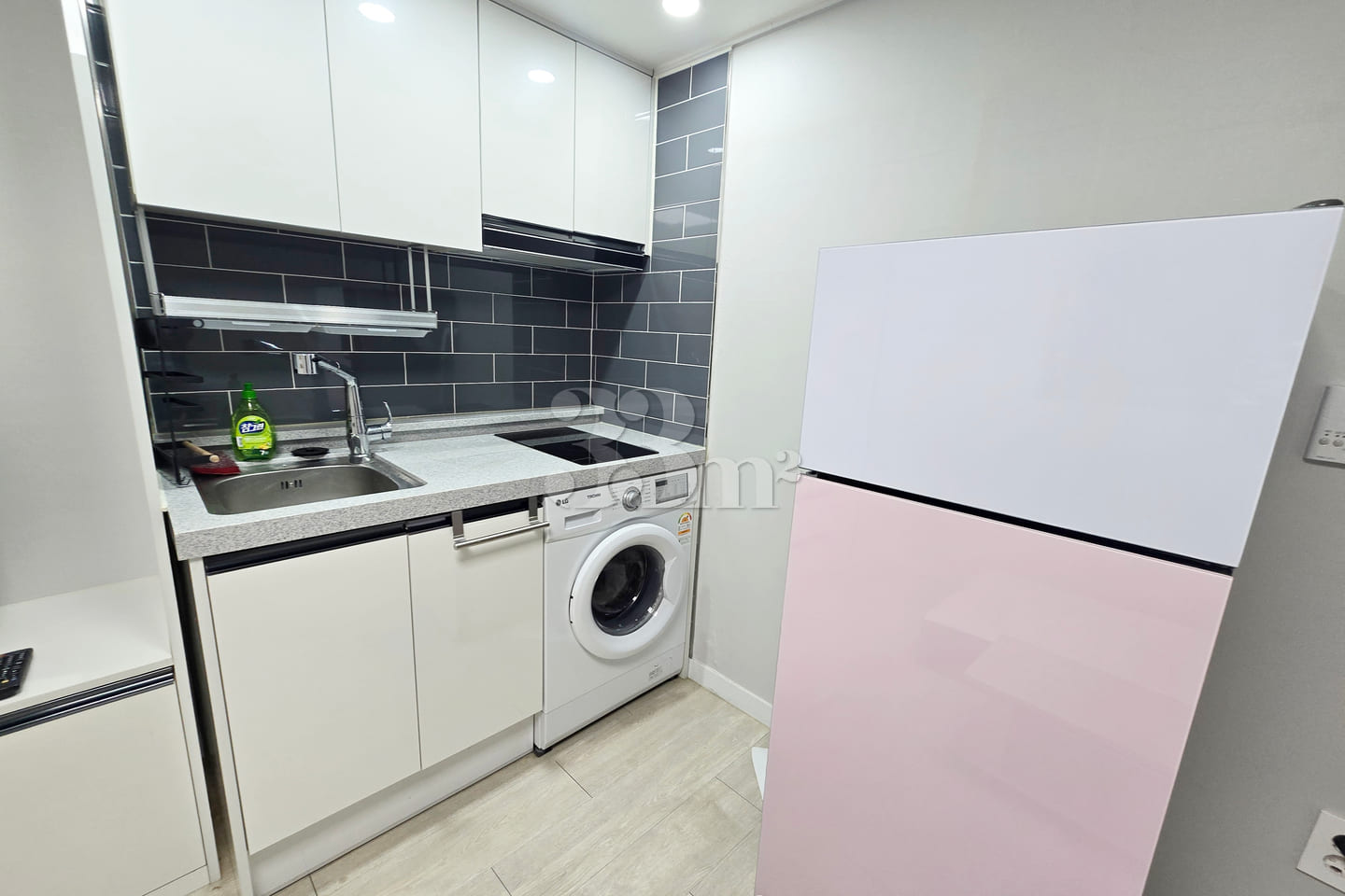 Newly remodeled 2-room apartment 1th image
