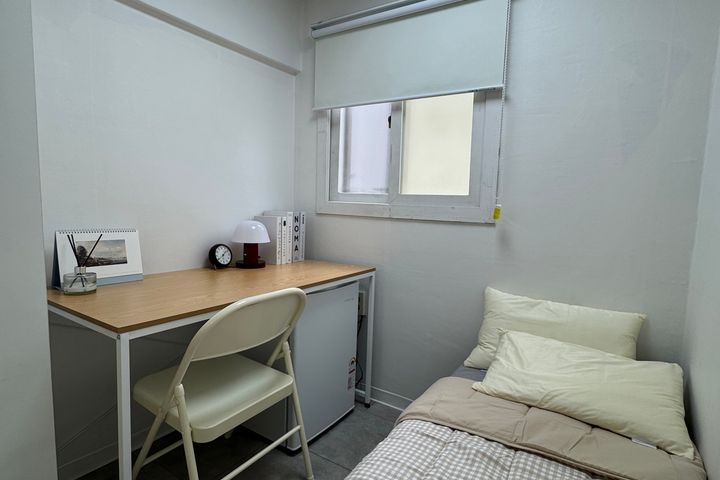Mini-room with an exterior window and good ve 3th image