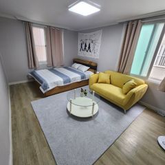 Jeonju, beautiful three-room apartment with f Unit Image