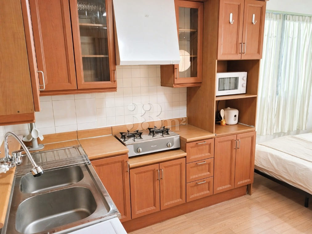 Spacious and pretty room, 3 minutes from Hyeh 4th image