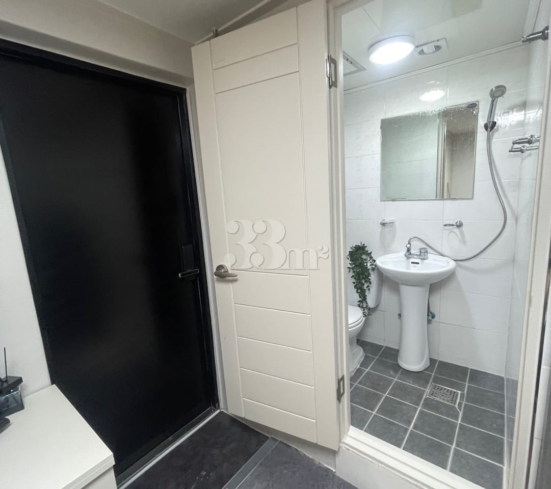 Raum Suite 502 11th image