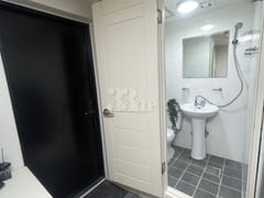 Raum Suite 502 11th image