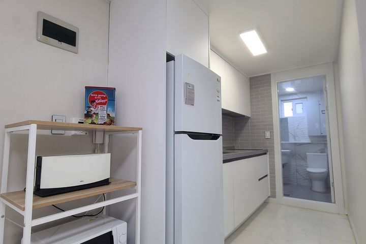 2 bedrooms, fully renovated, right next to th 14th image
