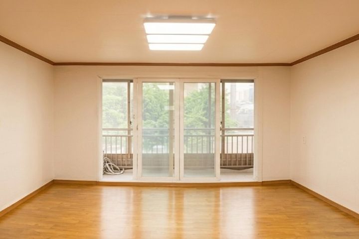 Spacious 85㎡ home, 1 minute from Jemulpo Stat 0th image