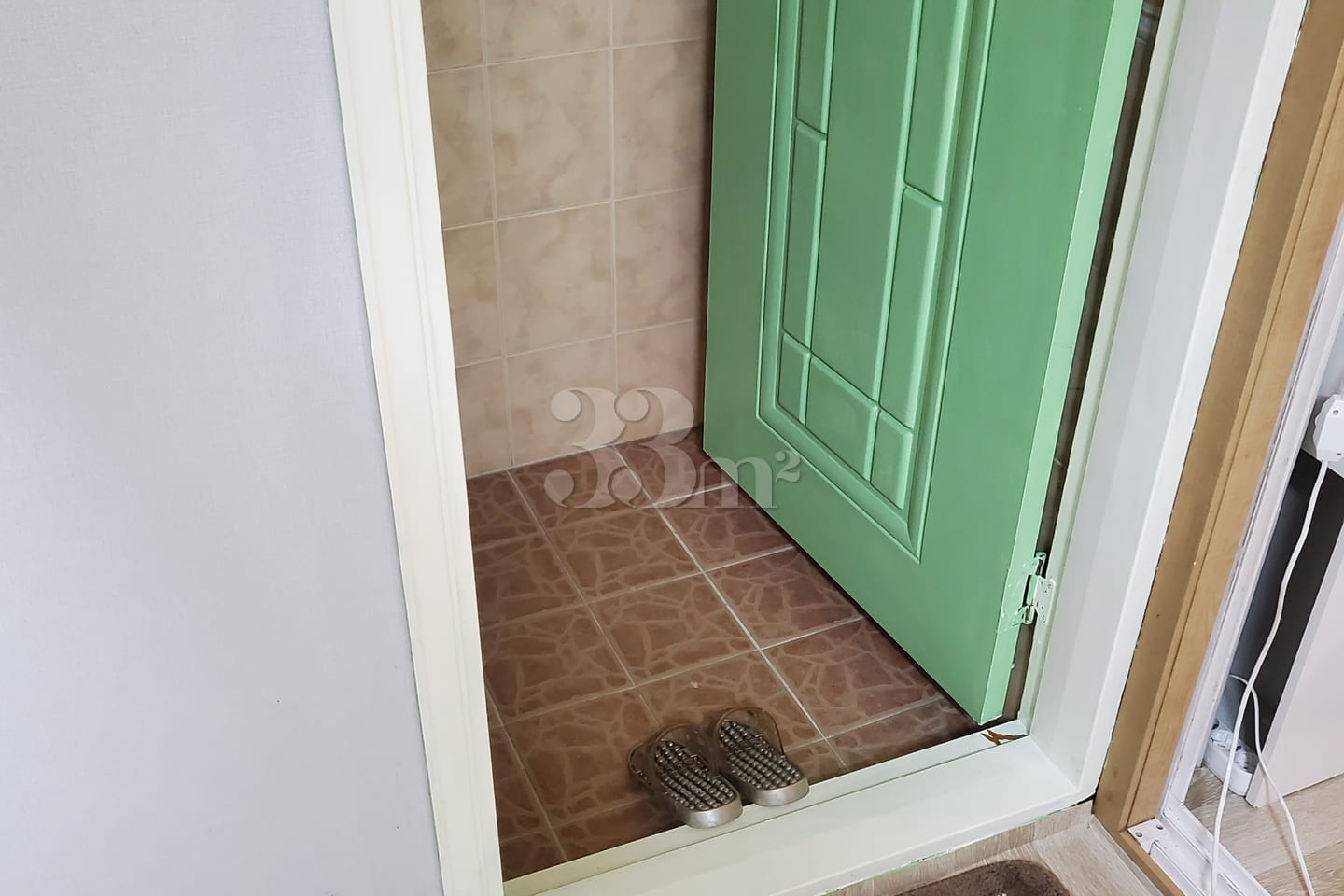 A clean room with good accessibility. 7th image