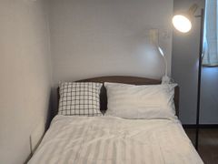 Spacious Room (Sleeps 3) > 1 Minute from Term 6th image