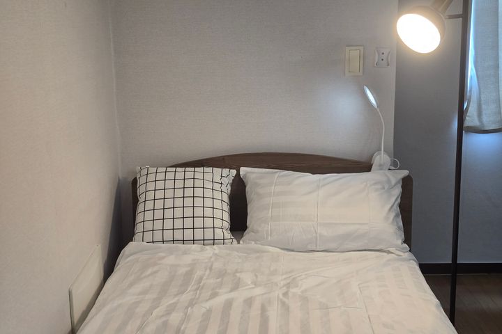 Spacious Room (Sleeps 3) > 1 Minute from Term 6th image
