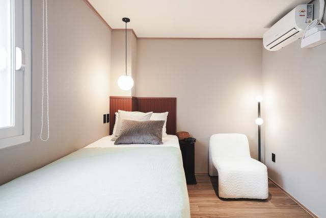 Clean studio apartment near Hongik University 2th image