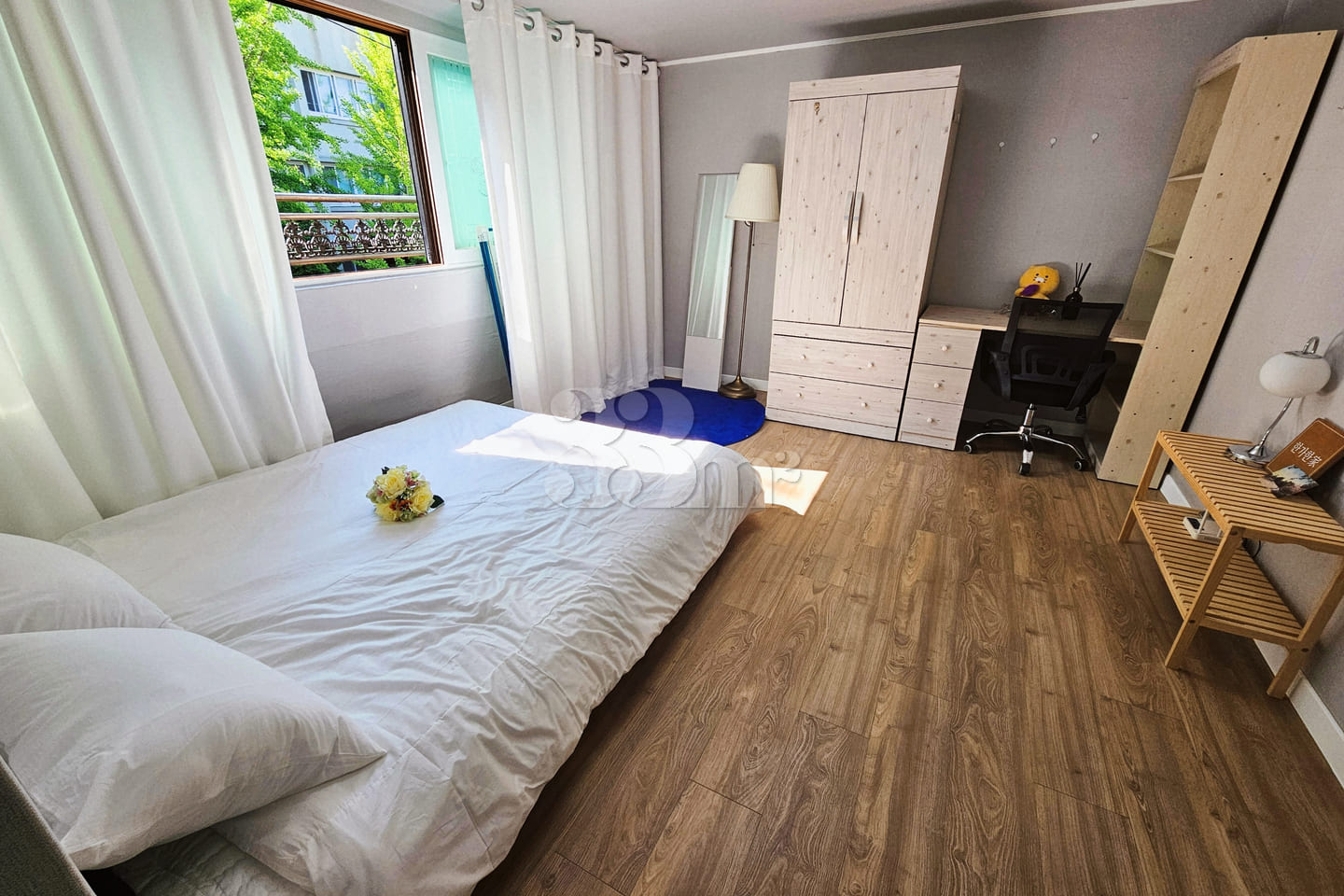 Hotel-style bedding for two in Sillim 0th image