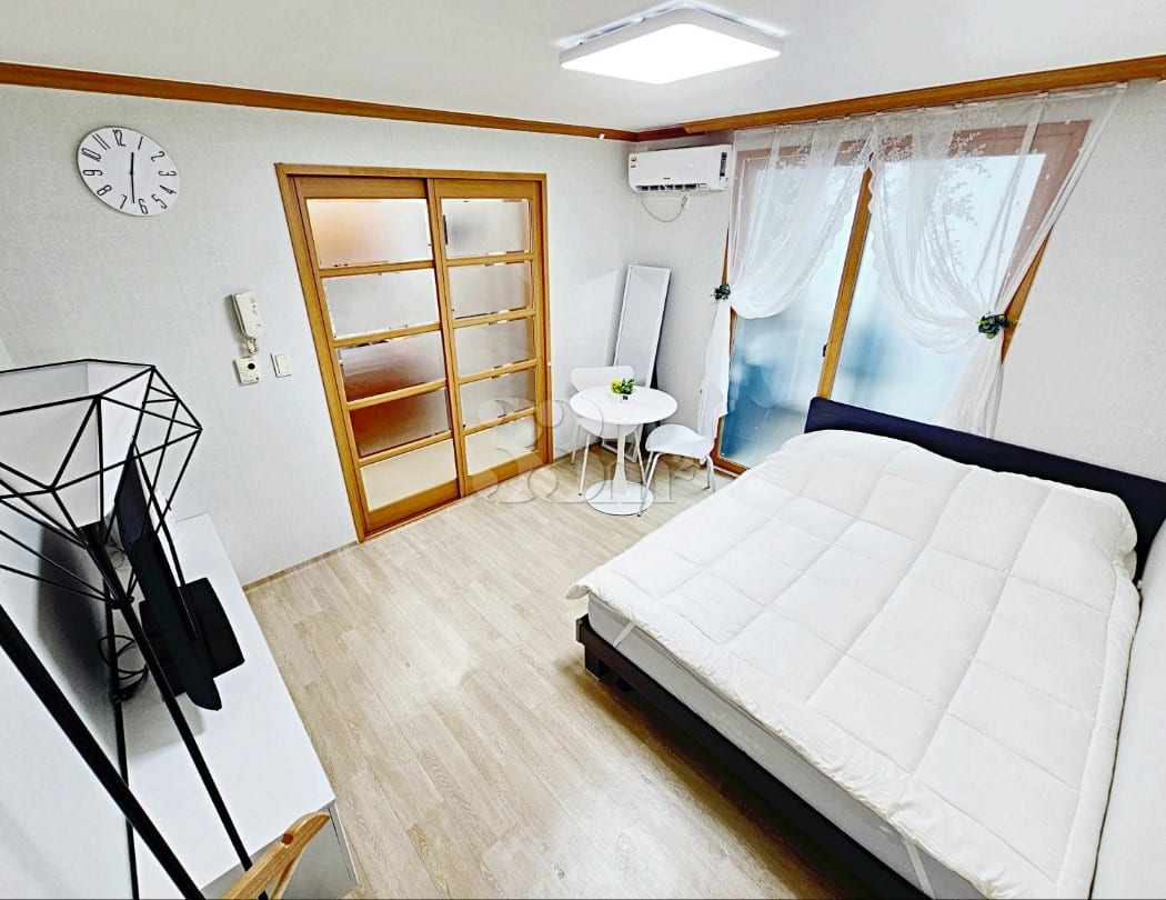 Fully furnished studio apartment near the cou 0th image