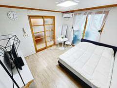 Fully furnished studio apartment near the cou 0th image
