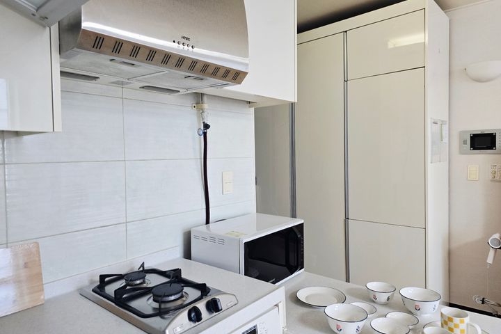 Spacious Room (Sleeps 3) > 1 Minute from Term 10th image