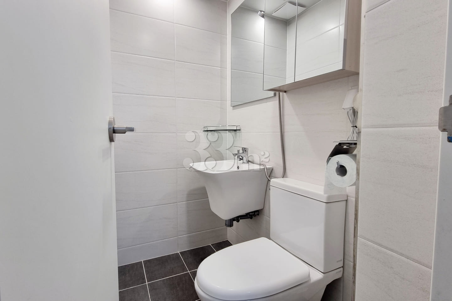 Sunny, fully furnished unit 11th image