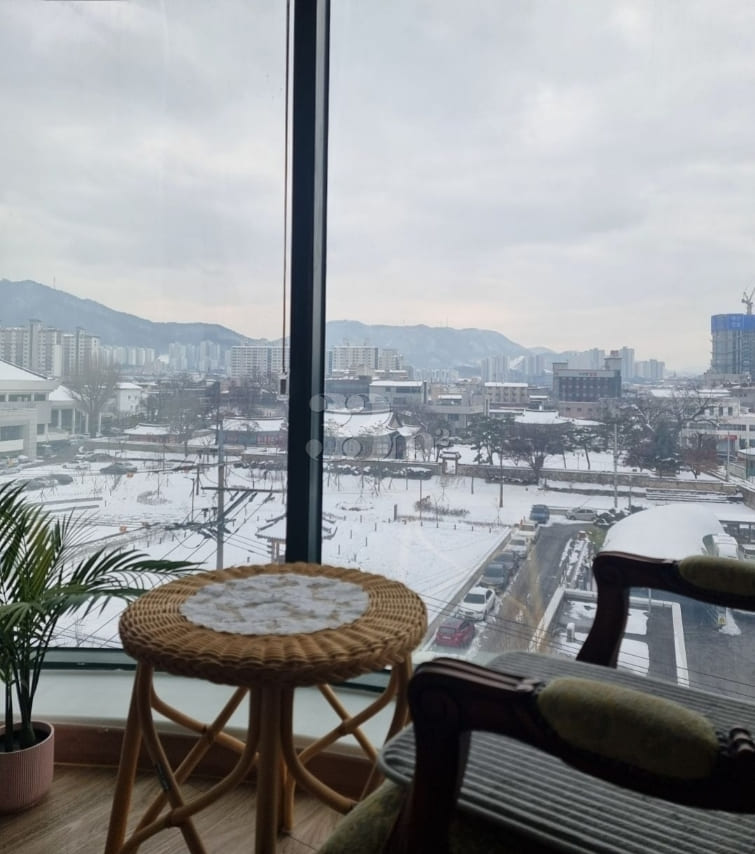 Luxury Room with Park View and Floor-to-Ceili 12th image