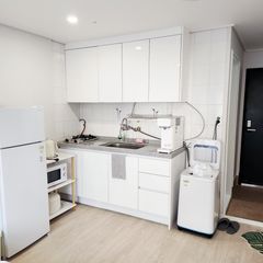 Chic & Cozy Accommodation 102 in Downtown Jun Unit Image