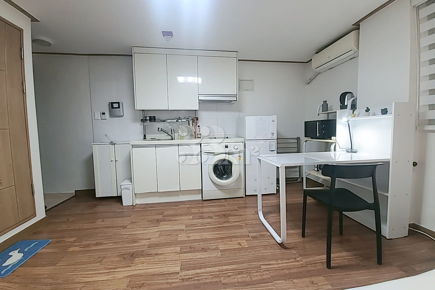 Clean studio apartment near the station 23 9th image