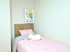 Small and Cozy Room 520 8th image