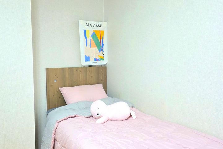 Small and Cozy Room 520 8th image