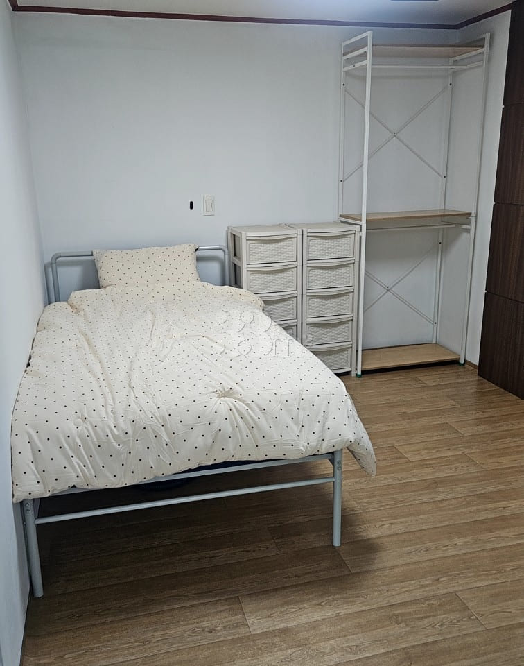 Sun-drenched Two-Room Unit 1th image