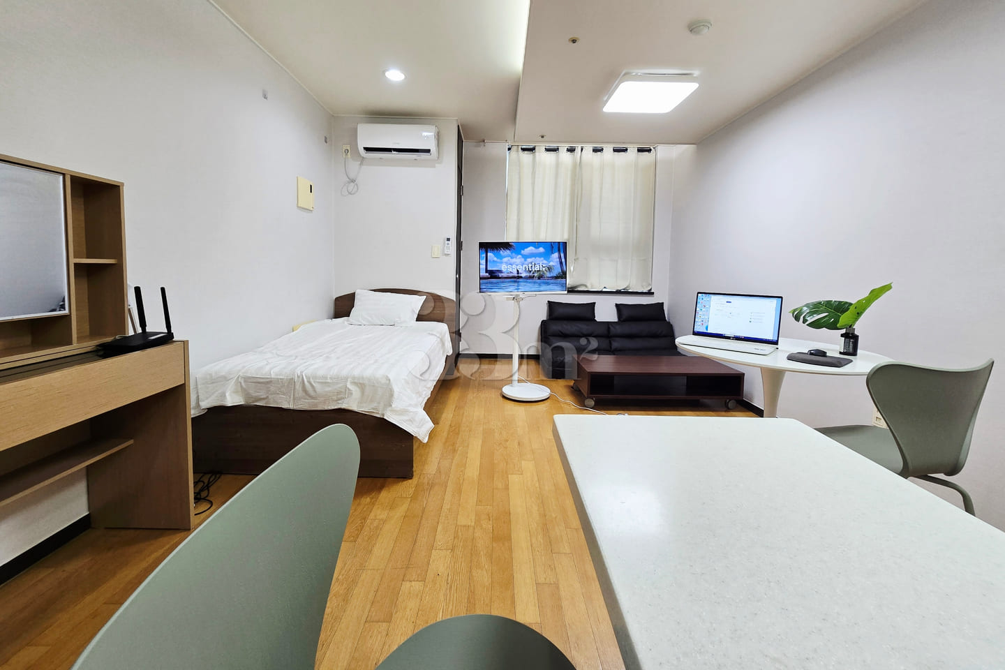 Spacious room (sleeps 3) > 1 minute to the te 2th image
