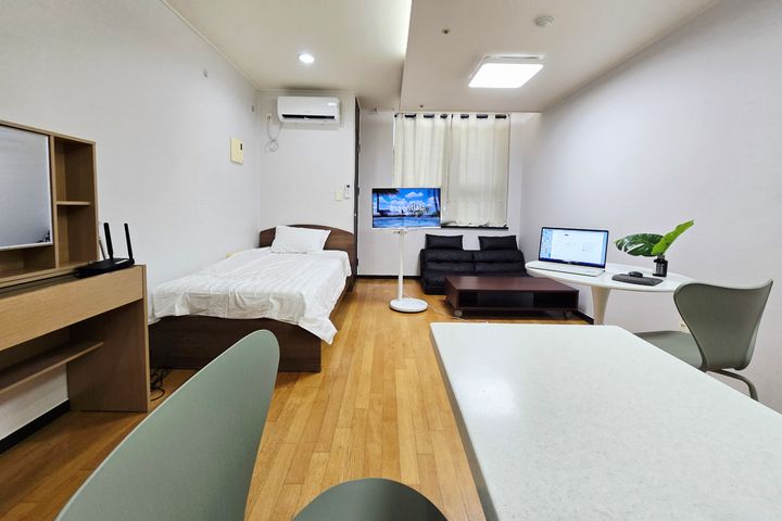 Spacious Room (Sleeps 3) > 1 Minute from Term 2th image