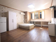 Studio apartment within walking distance of H 0th image