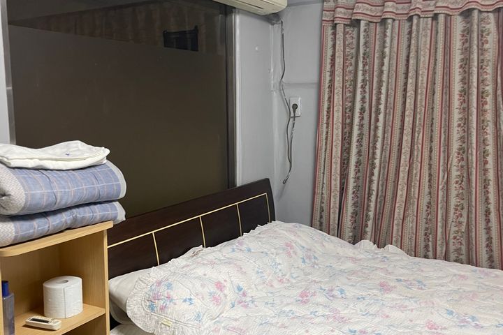 Studio-style 4th image