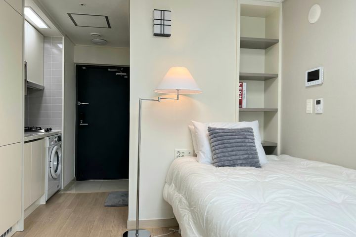 5 mins from Gadi Station ❤️ Fully furnished ( 2th image