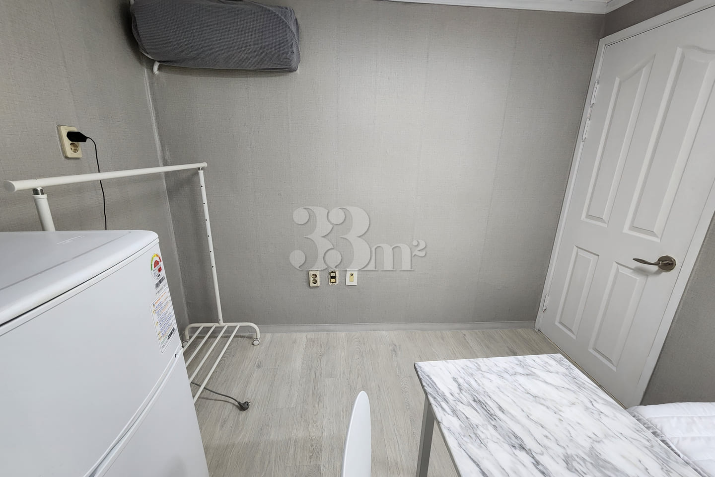 Clean, south-facing studio apartment 4th image