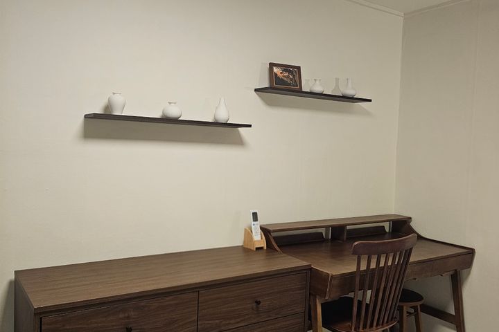 Guwol-gil Hospital Walnut Two-Room 2th image