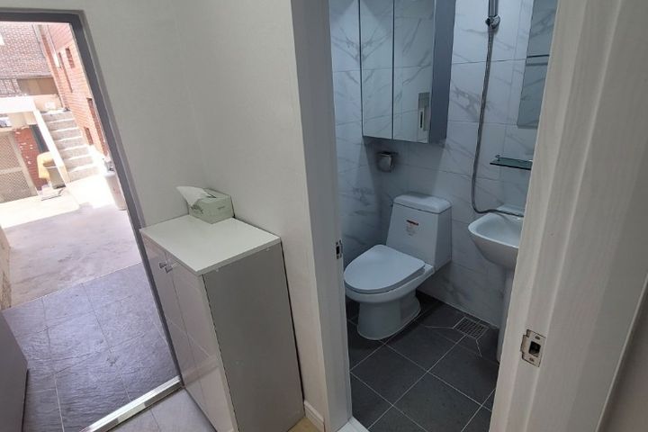 Remodeled studio apartment, 7 minutes from th 3th image