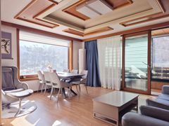 Spacious 3-bedroom villa with mountain views 0th image