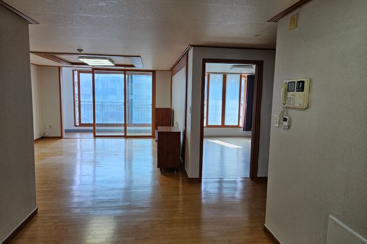 40-pyeong apartment with 4 large rooms 4th image
