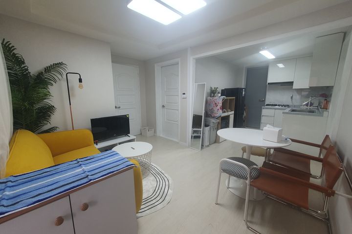 Should I also live in Haebangchon, a popular  9th image