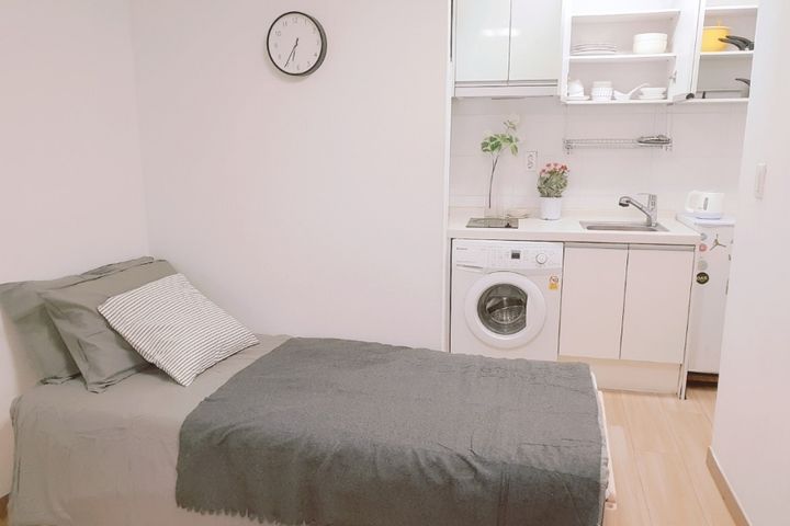 Room 103 5th image